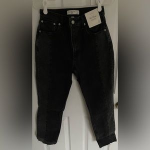 NWT Abercrombie and Fitch High Rise Mom Jeans. Size 27 (4), Regular Curve Love.